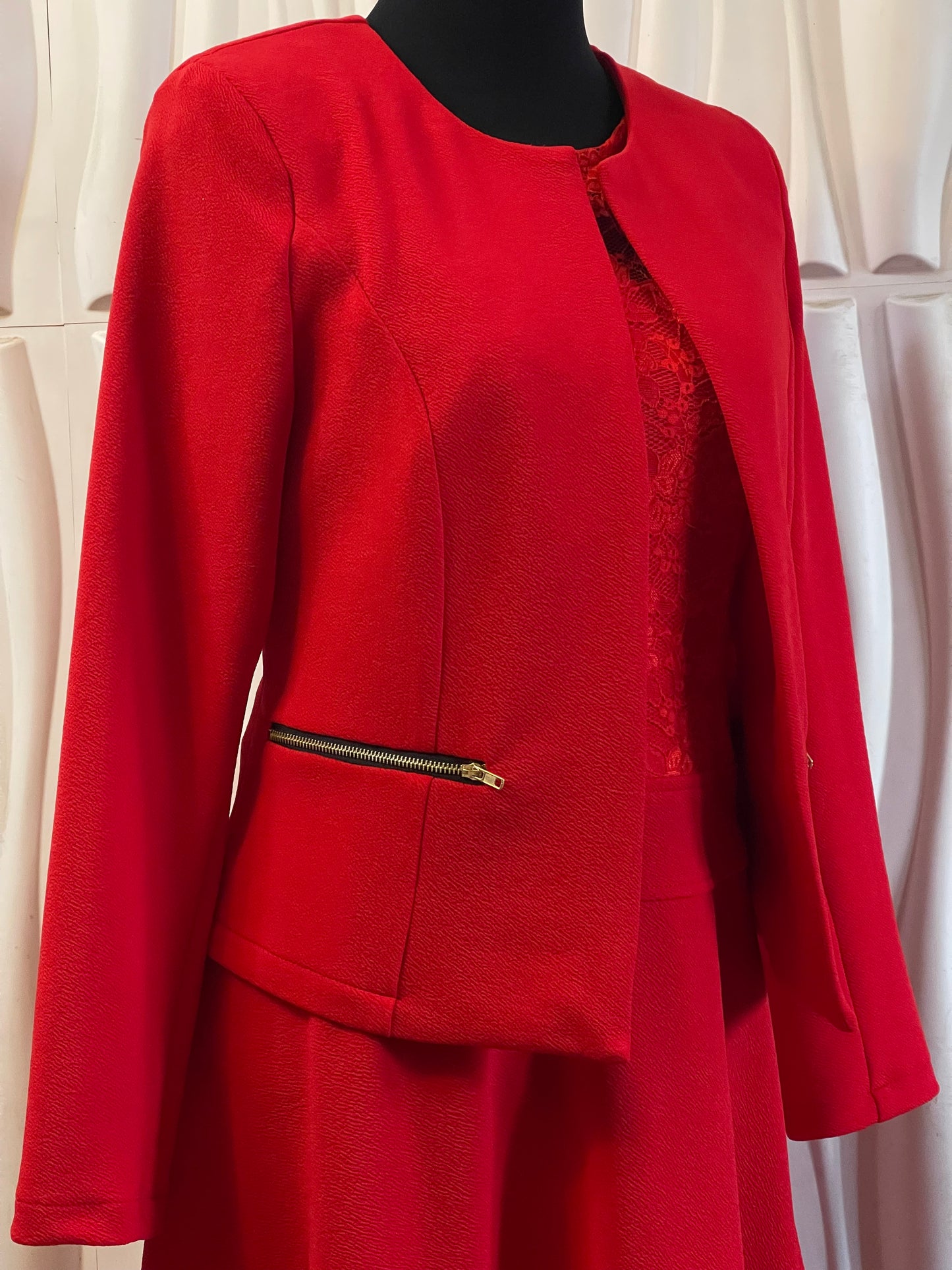 Conjunto Vestido Camell + tapado Adalet rojo